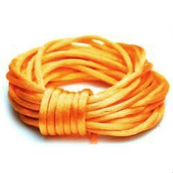 Luxe licht oranje satijn koord van 2 mm op een bundel van 5 meter