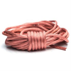 Luxe oud roze satijn koord van 2 mm op een bundel van 5 meter