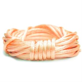Luxe zalm satijn koord van 2 mm op een bundel van 5 meter