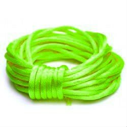 Luxe neon groen satijn koord van 2 mm op een bundel van 5 meter
