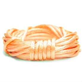 Luxe peach satijn koord van 2 mm op een bundel van 5 meter