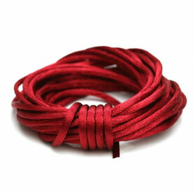 Luxe bordeaux rood satijn koord van 2 mm op een bundel van 5 meter