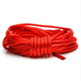 Luxe rood satijn koord van 2 mm op een bundel van 5 meter
