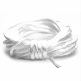Luxe wit satijn koord van 2 mm op een bundel van 5 meter