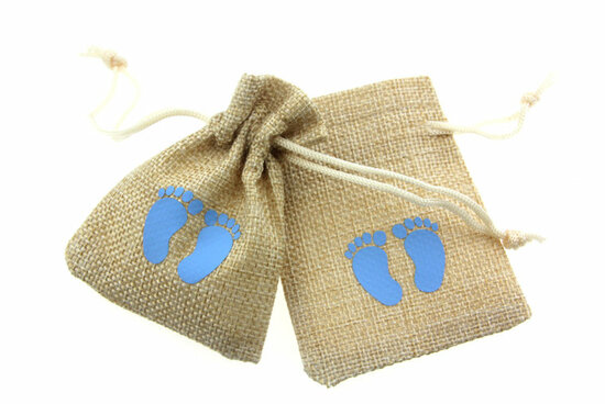 Jute zakjes blauwe babyvoetjes 7 x 9 cm