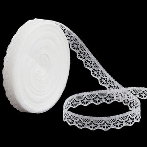 Wit fijnmazig kantlint van 15 mm breed op rol voor vintage bruiloftsdecoratie en verfijnde menukaarten